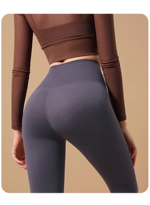 Détail du pantalon de yoga taille haute avec effet galbant et tissu mat bleu-gris