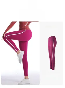Détail macro du legging de yoga taille haute avec bandes latérales et tissu séchage rapide