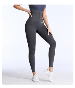 Détail du legging de yoga taille haute avec fermeture sculptante et tissu mat extensible