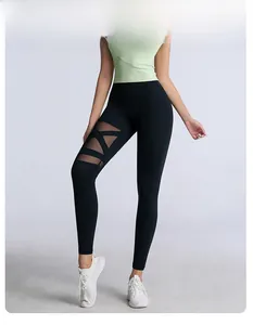 Detail der schwarzen Yoga-Leggings mit hoher Taille, Mesh-Einsatz und Kreuzgurten