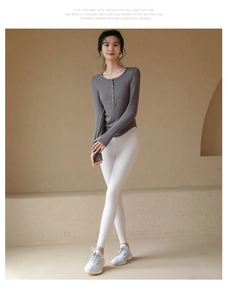 Détail du haut henley gris à boutons et du pantalon de yoga blanc à taille haute