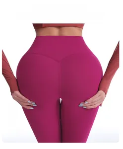 Vue détaillée de la couture en M et taille haute sur le legging de yoga rose pourpre