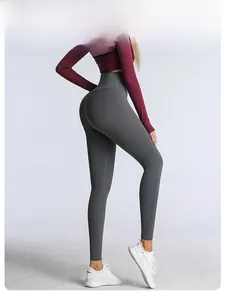 Détail du legging de yoga sans couture taille haute avec effet push-up et gainant