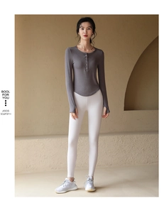 Détail du legging taille haute gainant avec un haut de sport à manches longues gris