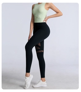 Detail der Yoga-Leggings mit Mesh-Einsätzen und überkreuzten Bändern an den Oberschenkeln