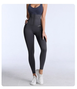 Détail du pantalon de yoga taille haute montrant la fermeture à crochets métalliques intégrée