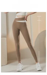 Dettaglio dei leggings da yoga a vita alta con design a contrasto da 6 cm di altezza