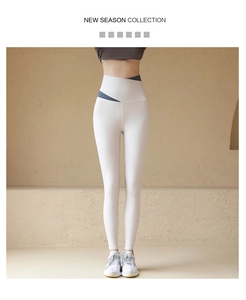 Détail de legging de yoga taille haute avec taille croisée et surpiqûres contrastées