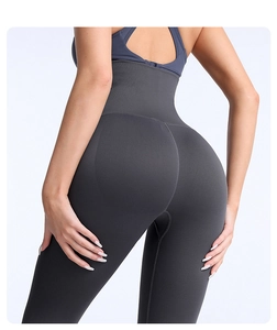 Détail macro du legging de yoga taille haute montrant la texture gainante et l'effet push-up