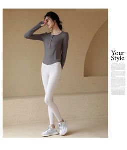 Gros plan sur le haut gris à manches longues et le legging sculptant blanc à taille haute