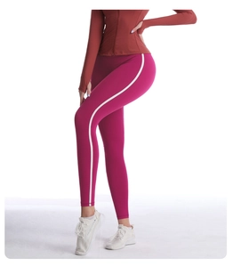 Détail de legging de yoga taille haute avec rayures et haut à manches longues zippé