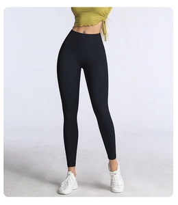 Vue détaillée du legging fitness taille haute avec effet push-up et tissu élastique mat