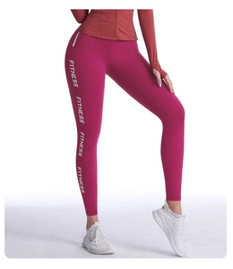 Détail du legging de sport fuchsia taille haute avec l'inscription FITNESS imprimée