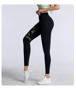 Detail einer schwarzen High-Waist Yoga-Leggings mit atmungsaktiven Mesh-Einsätzen