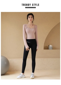 Détail du haut de sport rose à manches longues et du pantalon de yoga noir
