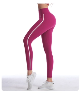 Détail du legging de yoga taille haute en rose foncé avec bandes blanches latérales