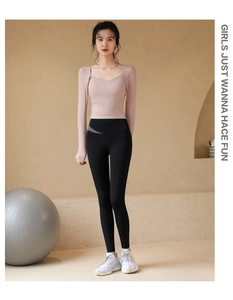 Vue latérale détaillée d'un legging de yoga noir taille haute avec empiècements gris