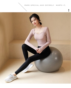 Ensemble haut à manches longues col en V et pantalon de yoga taille haute sur ballon