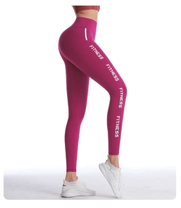 Détail du lettrage FITNESS vertical sur le legging de yoga taille haute rose vif