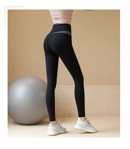 Détail du legging de yoga taille haute avec patchwork en sergé gris et tissu élastique