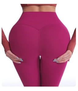 Détail du legging de yoga taille haute rose foncé avec effet push-up et coupe en V