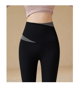 Détail du legging de fitness taille haute avec taille bicolore grise et effet galbant