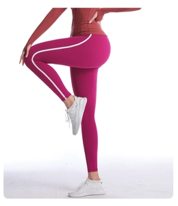 Vue détaillée du pantalon de yoga magenta à taille haute avec rayures latérales blanches