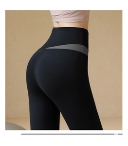 Gros plan du pantalon de yoga taille haute montrant les coutures et la ceinture grise
