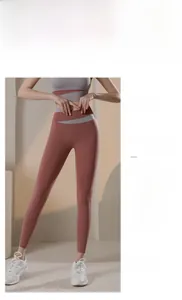 Dettaglio dei leggings yoga a vita alta rosa antico con fascia contenitiva a contrasto