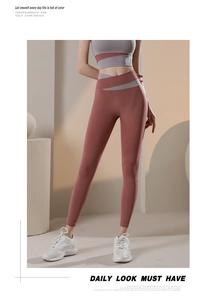 Dettaglio del set yoga bicolore con leggings a vita alta incrociata e reggiseno sportivo