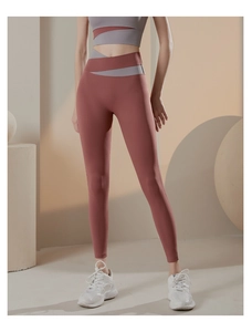 Dettaglio dei leggings yoga a vita alta con elegante fascia incrociata grigio e rosa