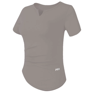 Détail du t-shirt de sport col en V avec fronces latérales et logo PUH en gris foncé