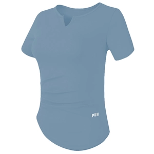 Détail du haut de sport cintré bleu-gris avec col en V et fronces latérales à la taille