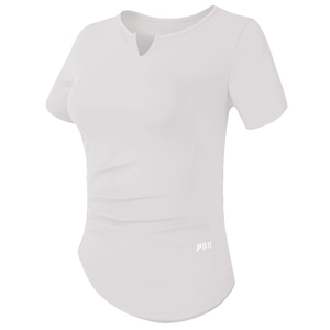 Détail du t-shirt de yoga blanc avec fronces latérales et logo PUH sur l'ourlet