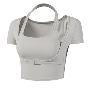 Nauwsluitende lichtgrijze yoga crop top met vierkante hals en gespdetail onder de buste