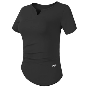 Détail du col en V et des fronces sur le t-shirt de sport stretch noir à séchage rapide