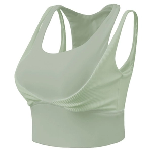 Détail du soutien-gorge de sport vert sauge avec panneaux côtelés et design dos nageur