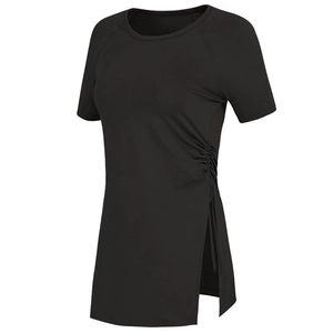Vue détaillée du cordon de serrage et de la fente latérale sur le t-shirt de yoga noir