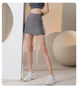 Detail of high-waisted grey sports skirt with inner lining for tennis and yoga fitness