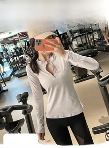 Détail du haut de sport ajusté avec demi-zip et tissu respirant pour l'entraînement