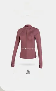 Detail der grau-rosa Sportjacke mit Stehkragen-Reißverschluss und Daumenloch-Bündchen