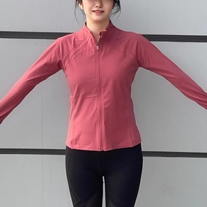 Eng anliegende Sportjacke mit Reißverschluss für Yoga und Laufen in Altrosa-Farbe