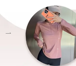 Vue détaillée de la couture latérale affinante sur un haut de sport mauve zippé