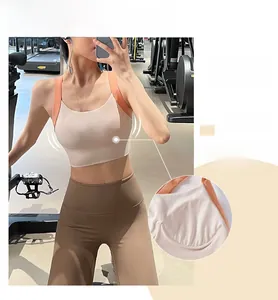 Détail des bonnets cousus fixes sur un soutien-gorge de sport antichoc pour la course