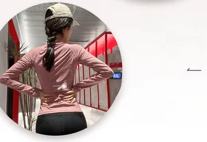 Gros plan du haut de fitness rose avec impression réfléchissante Fitness Girl au dos