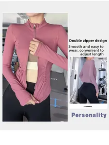 Detailansicht des Doppelreißverschlusses an einer schmalen rosa Yoga-Jacke für Damen
