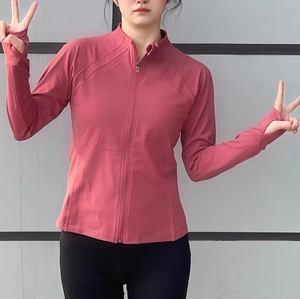 Damen Sportjacke mit Reißverschluss und Daumenlöchern in dunklem Rosa, schmale Passform