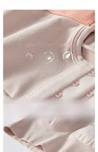 Gros plan sur le soutien-gorge de sport rose, tissu en maille et agrafage à plusieurs rangs