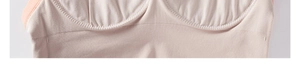 Gros plan détaillé des coutures d'un soutien-gorge de sport et du tissu en maille respirant