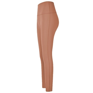 Vue latérale détaillée d'un legging de yoga taille haute en tissu mat marron cannelle